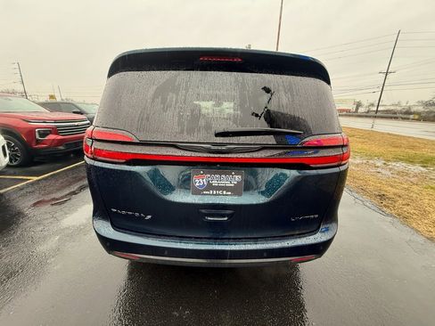 Used 2023 Chrysler Pacifica Limited w/ Uconnect Theater Family Group image 4
