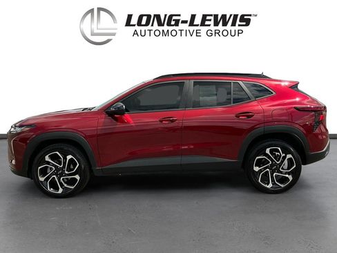 Used 2025 Chevrolet Trax RS w/ Driver Confidence Package FWD image 2