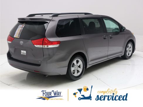Used 2012 Toyota Sienna LE FWD image 4