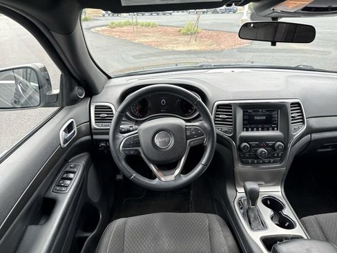 Used 2018 Jeep Grand Cherokee Laredo AWD/4WD image 15