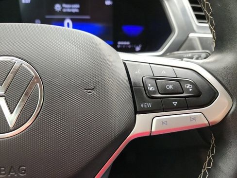 Used 2022 Volkswagen Tiguan SE w/ Panoramic Sunroof Package image 56