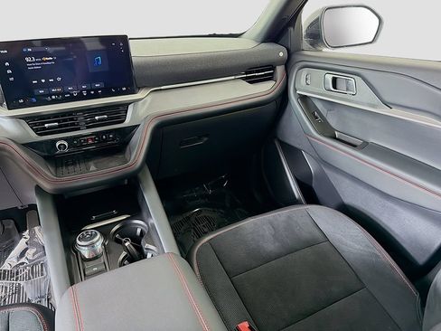 Used 2025 Ford Explorer ST AWD/4WD image 31
