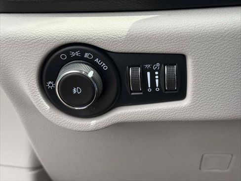 Used 2023 Chrysler Pacifica Touring-L FWD image 22