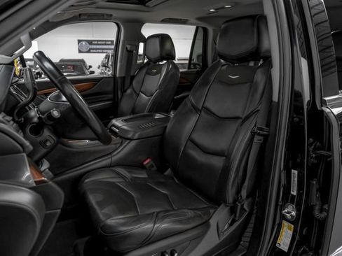 Used 2018 Cadillac Escalade Luxury image 5