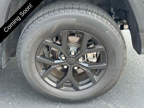 Used 2024 Jeep Grand Cherokee Altitude AWD/4WD image 7
