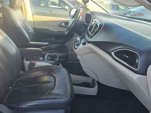 Used 2018 Chrysler Pacifica Touring-L FWD image 9