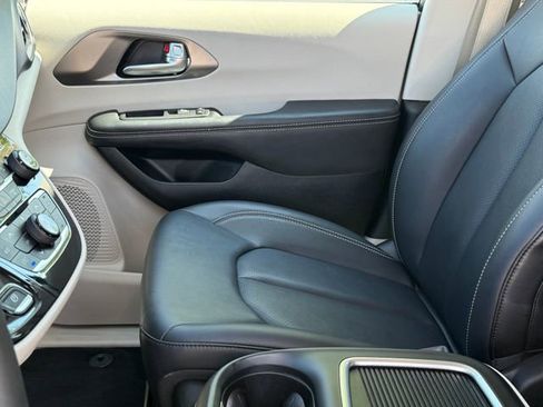 Used 2024 Chrysler Pacifica Touring-L FWD image 10