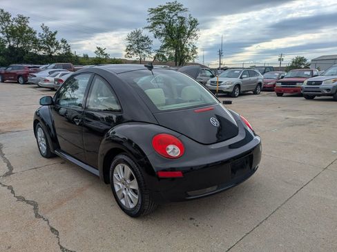 Used 2009 Volkswagen Beetle Coupe FWD image 4