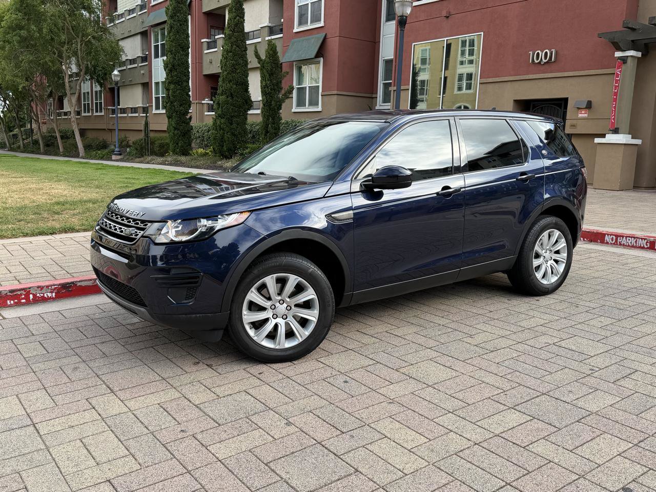 Used 2016 Land Rover Discovery Sport SE AWD/4WD image 2