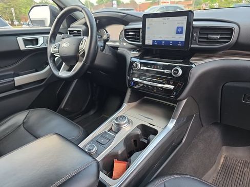 Used 2021 Ford Explorer Limited w/ Equipment Group 301A AWD/4WD image 17