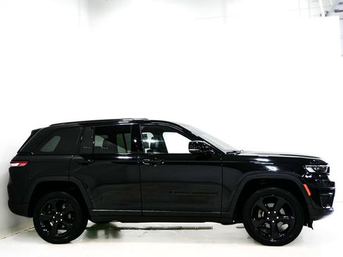 Used 2023 Jeep Grand Cherokee Altitude AWD/4WD image 5