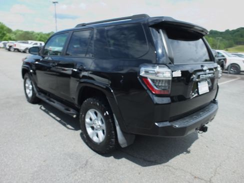 Used 2017 Toyota 4Runner SR5 AWD/4WD image 5