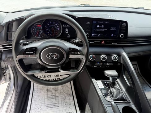 Used 2021 Hyundai Elantra SE FWD image 11