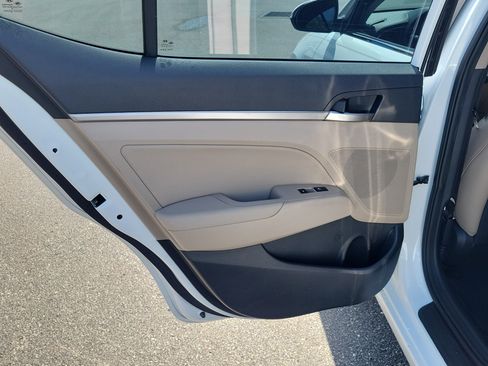 Used 2017 Hyundai Elantra Limited w/ Limited Tech Package 04 FWD image 12
