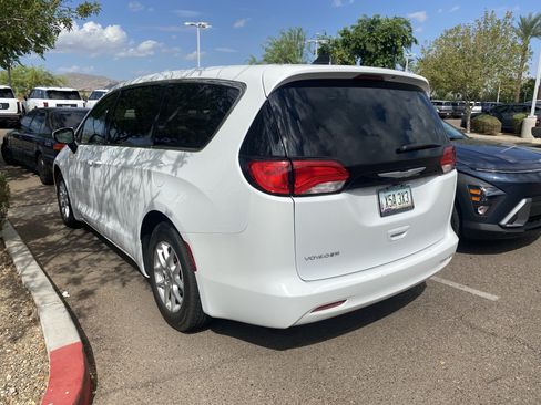 Used 2022 Chrysler Voyager LX FWD image 4