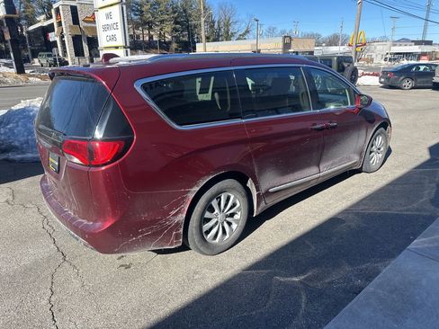 Used 2019 Chrysler Pacifica Touring-L image 3