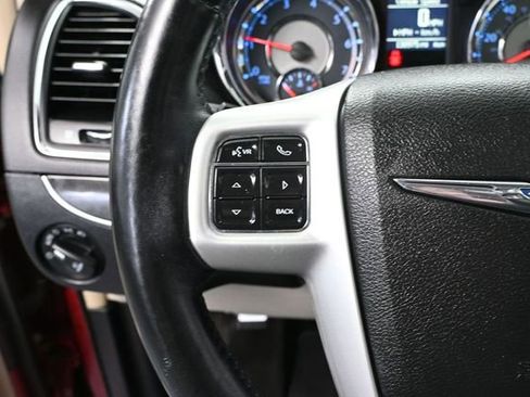 Used 2016 Chrysler Town & Country Touring-L FWD image 21