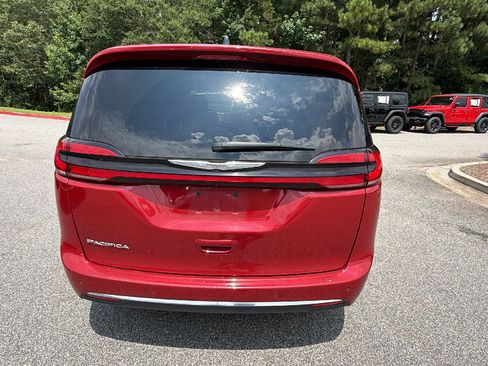 Used 2025 Chrysler Pacifica Select FWD image 9