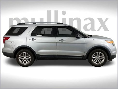 Used 2015 Ford Explorer XLT w/ Equipment Group 202A image 2