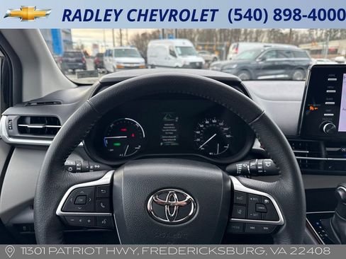 Used 2023 Toyota Sienna XLE image 7