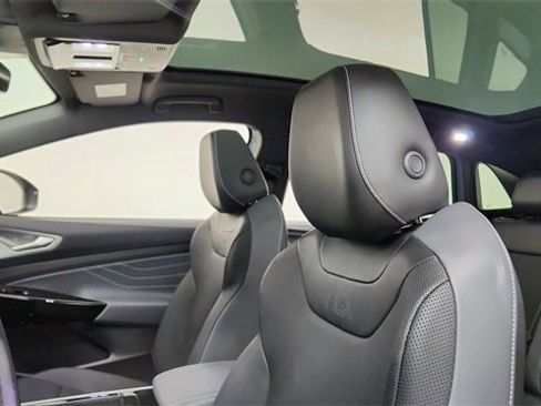 Used 2025 Volkswagen ID.4 Pro S Plus image 31