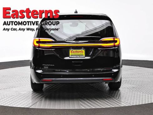 Used 2024 Chrysler Pacifica Touring-L FWD image 6
