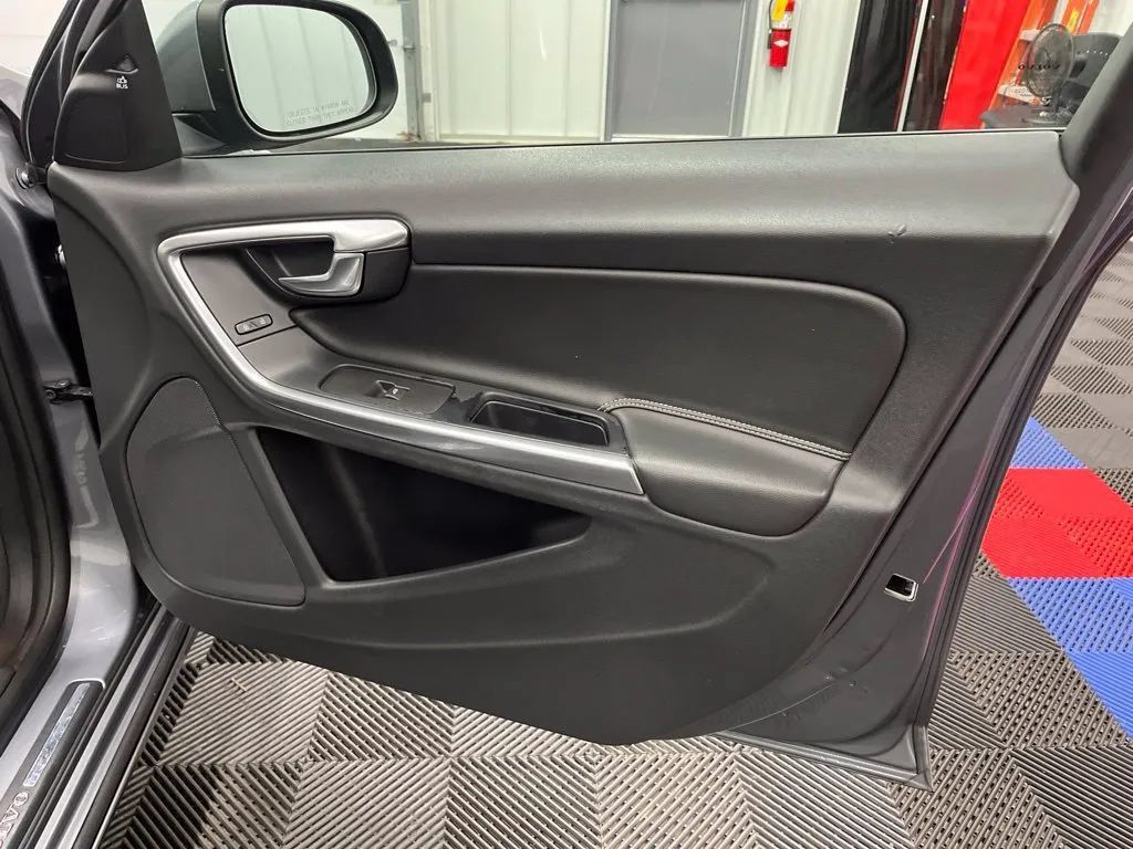 Used 2018 Volvo S60 T5 Dynamic w/ Vision Package AWD/4WD image 11