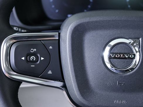 Used 2019 Volvo XC40 T5 Momentum image 9