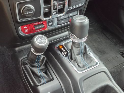 Used 2023 Jeep Wrangler Unlimited Rubicon 4xe w/ Cold Weather Group AWD/4WD image 14