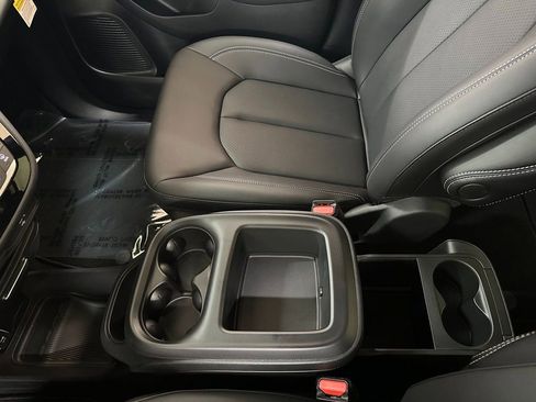 New 2026 Chrysler Pacifica Select image 32