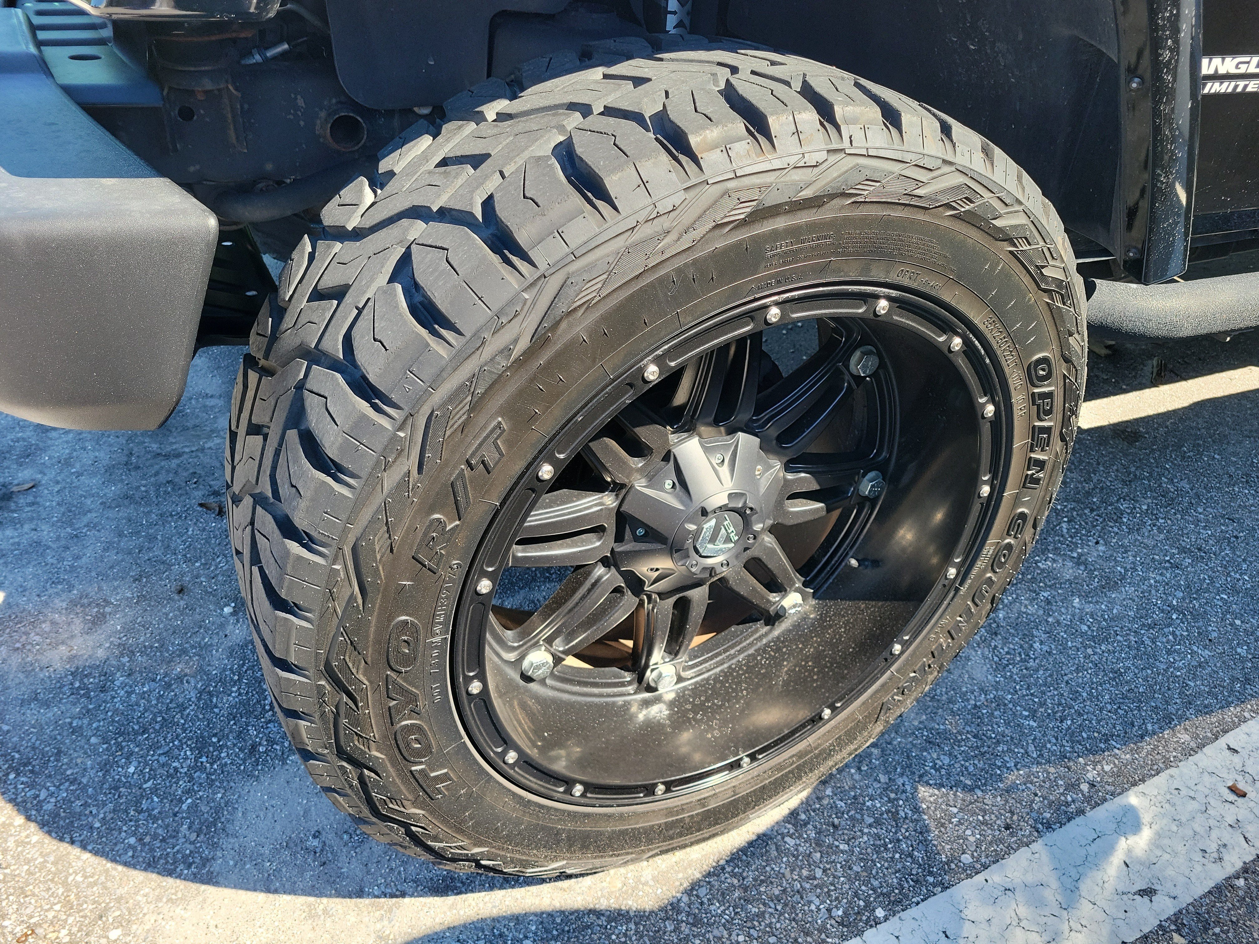 Used 2017 Jeep Wrangler Unlimited Rubicon w/ Connectivity Group AWD/4WD image 5