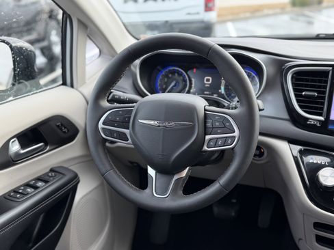 Used 2024 Chrysler Pacifica Touring-L image 14