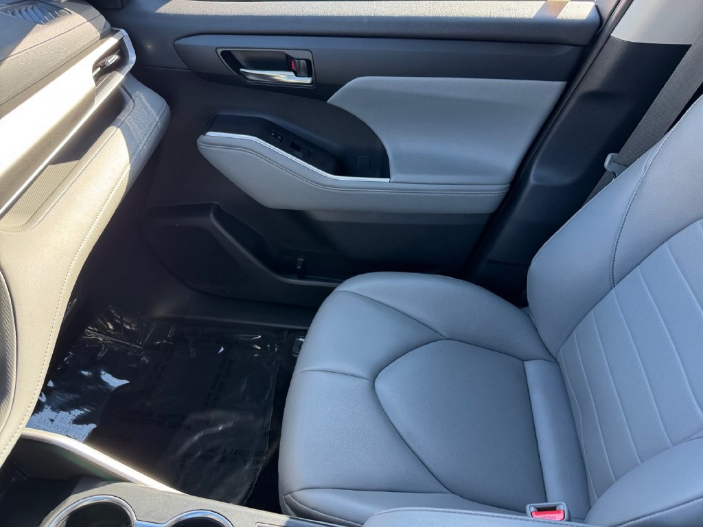 Used 2024 Toyota Highlander XLE AWD/4WD image 30