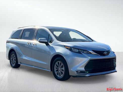 Certified 2024 Toyota Sienna XLE FWD image 9