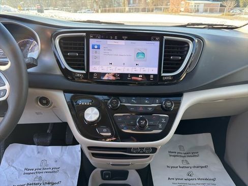 Used 2024 Chrysler Pacifica Touring-L image 18