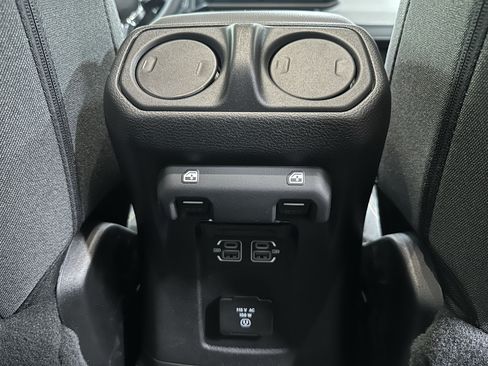 Used 2025 Jeep Wrangler Unlimited Sahara AWD/4WD image 19