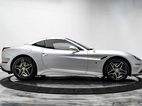 Used 2016 Ferrari California T image 24