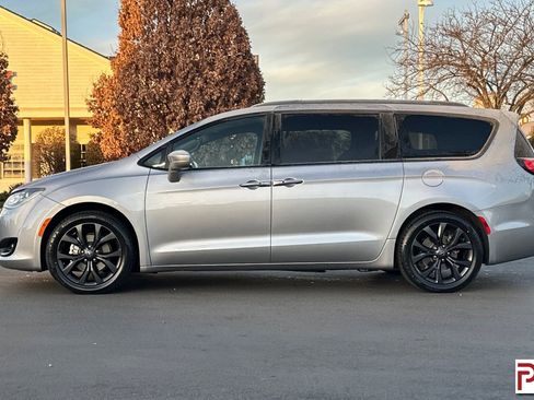 Used 2019 Chrysler Pacifica Touring Plus w/ S Appearance Package image 7