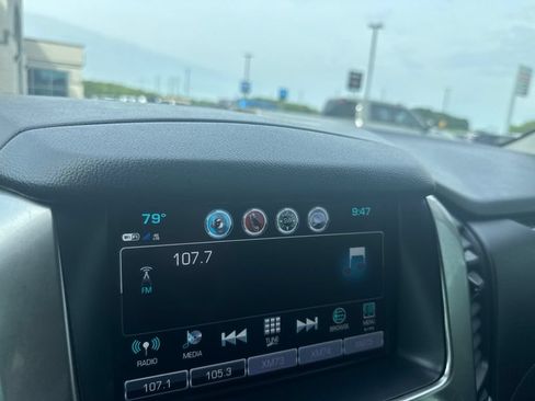 Used 2020 Chevrolet Suburban LT w/ Luxury Package RWD image 18