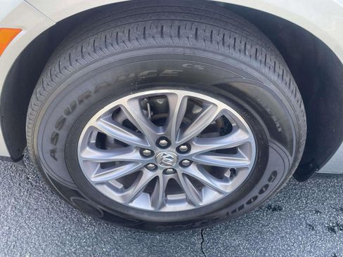 Used 2024 Buick Enclave Premium image 9