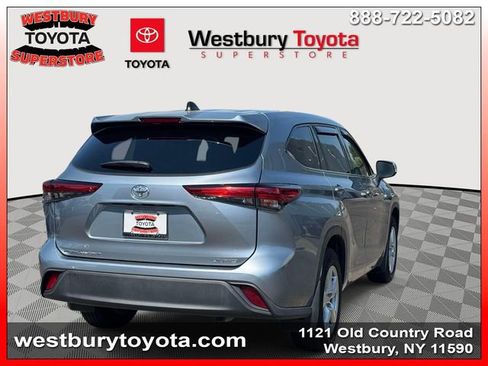 Used 2022 Toyota Highlander LE AWD/4WD image 6
