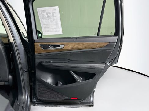 Used 2025 Volkswagen Atlas SE FWD image 33