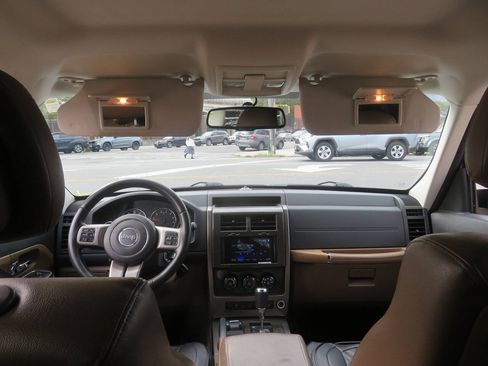 Used 2012 Jeep Liberty Limited AWD/4WD image 13
