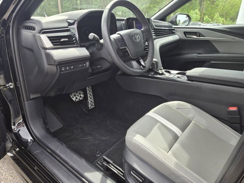 Used 2025 Toyota Camry SE image 17