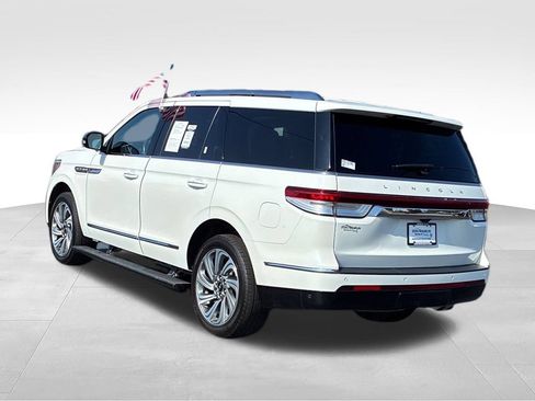 Used 2023 Lincoln Navigator 4WD image 2