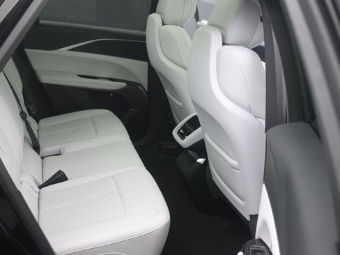 Used 2025 Cadillac Lyriq Luxury AWD/4WD image 12
