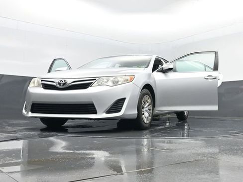 Used 2012 Toyota Camry LE image 30