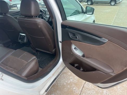 Used 2015 Chevrolet Impala LT w/ Convenience Package image 19