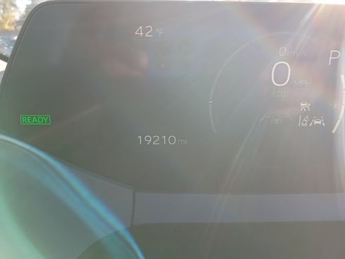 Used 2025 Toyota Prius LE image 2