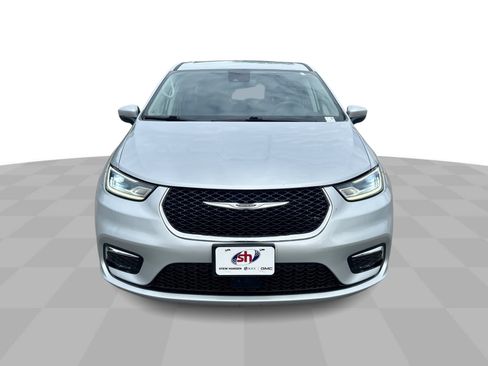 Used 2023 Chrysler Pacifica Touring-L FWD image 3